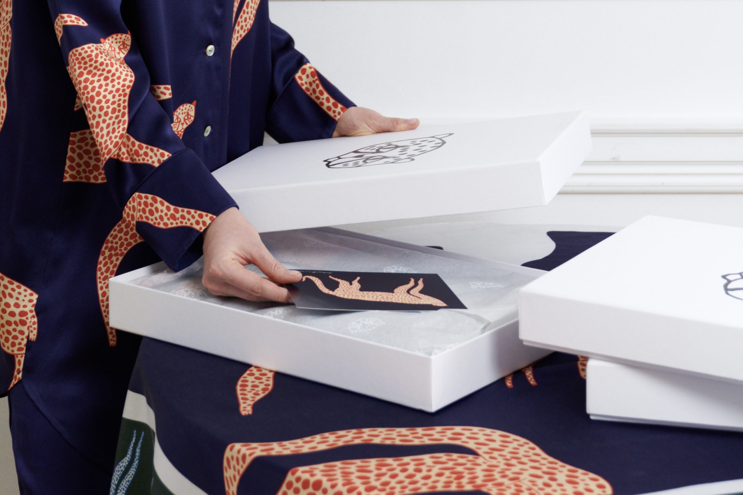 Екологічне пакування шовкова піжама преміум якості у коробки з сертифікатом FSC.